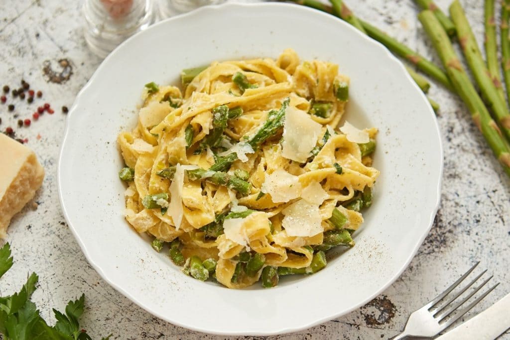 Pasta asparagi e panna