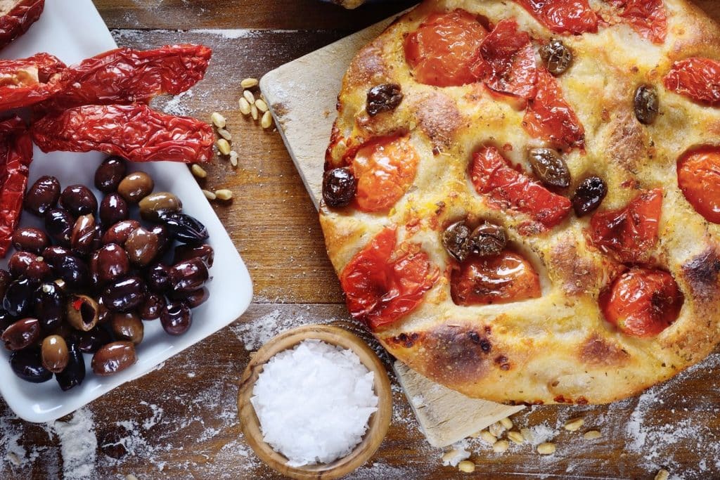 Focaccia con pomodori secchi e olive