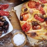 Focaccia mit getrockneten Tomaten und Oliven
