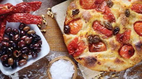 Focaccia mit getrockneten Tomaten und Oliven