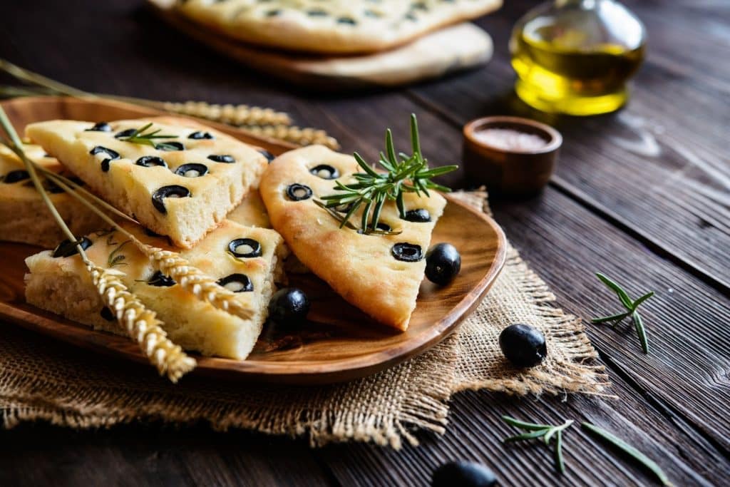 Focaccia alle olive con rosmarino