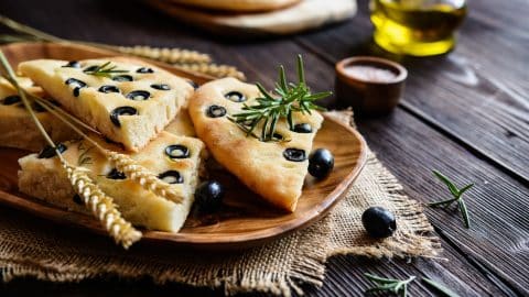 Focaccia alle olive con rosmarino