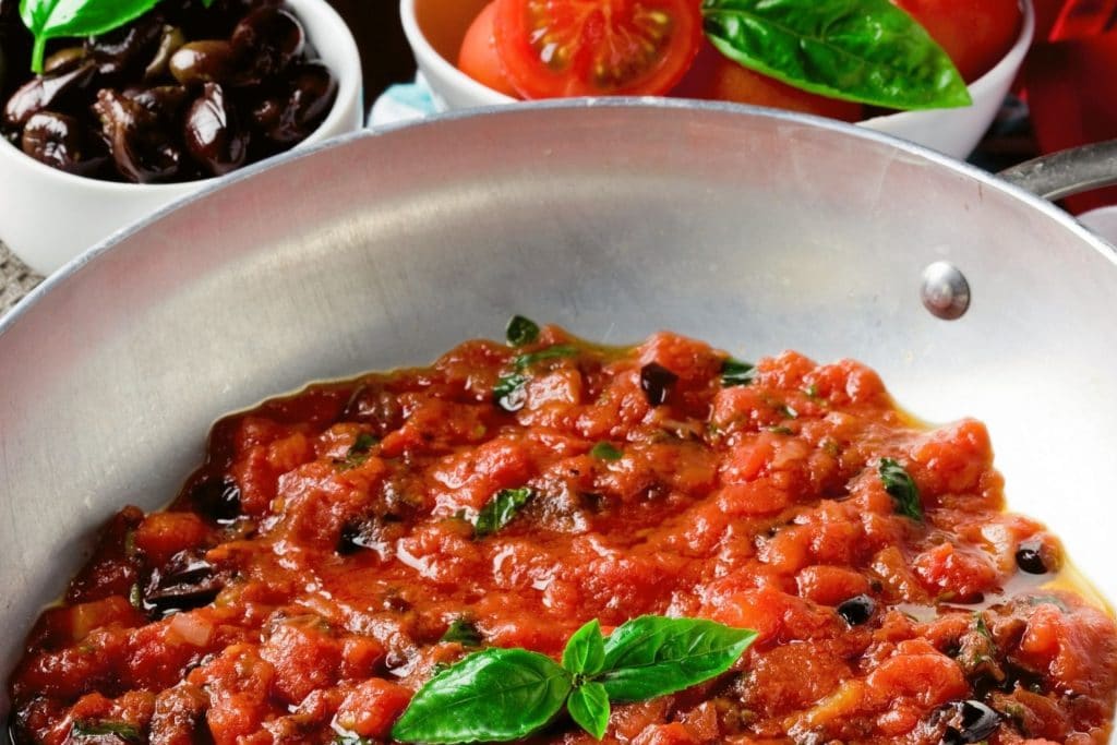 Puttanesca Sauce Frisch zubereitet in nur 20 Minuten