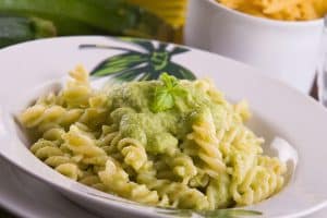 Pasta mit Zucchini Pesto