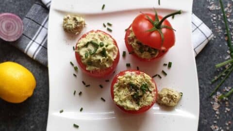 Gefüllte Tomaten mit Avocadocreme