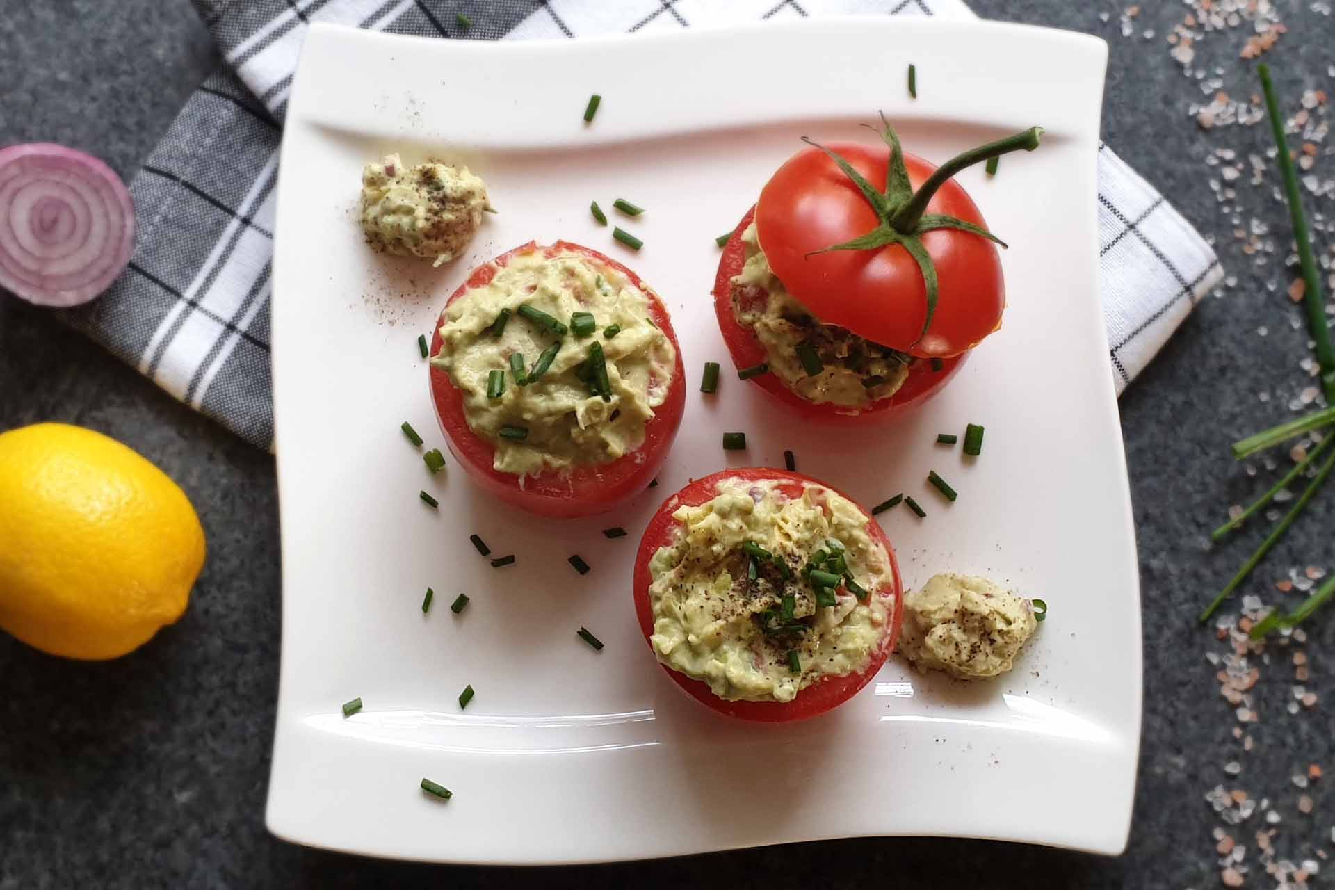 Gefüllte Tomaten mit Avocadocreme