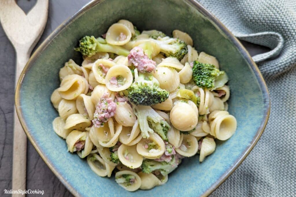 Orecchiette mit Brokkoli und Salsiccia