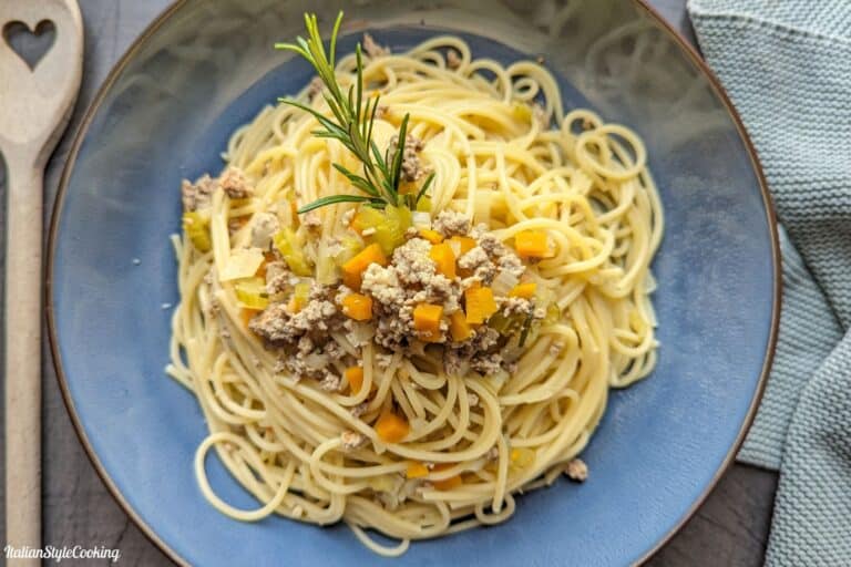 Spaghetti mit weißer Bolognese