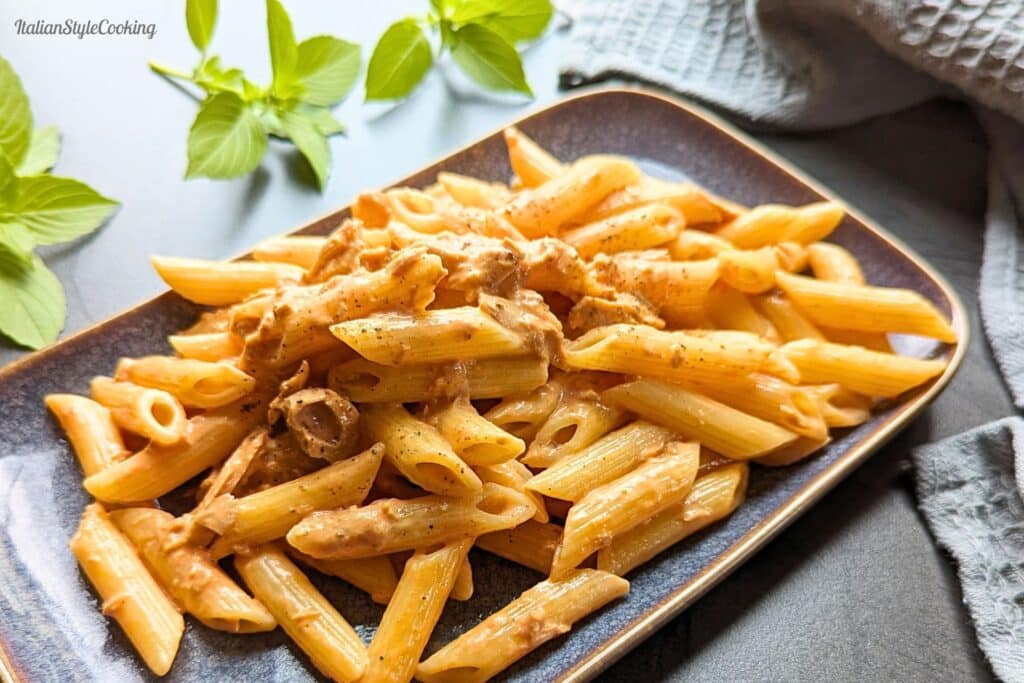 Penne al baffo con tonno