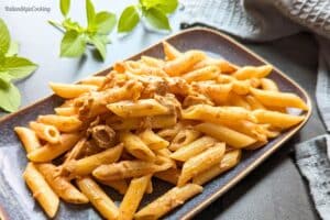 Penne al baffo con tonno