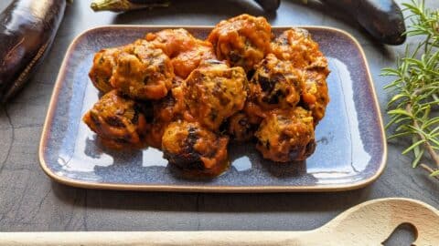 Auberginenbällchen in Tomatensoße