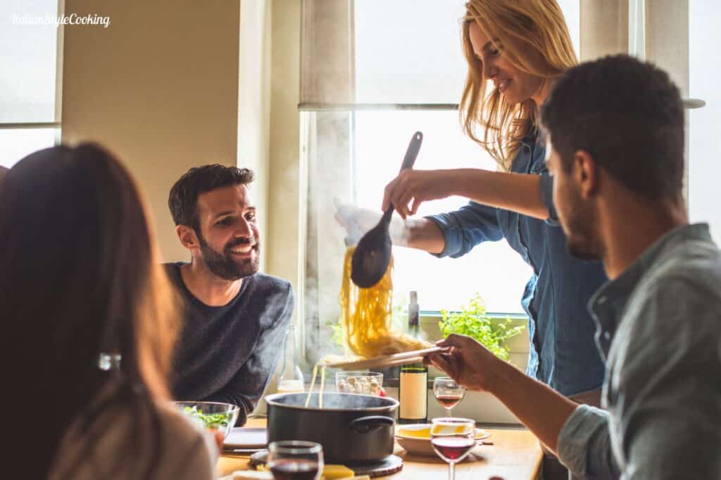 Pasta Essen mit Freunden