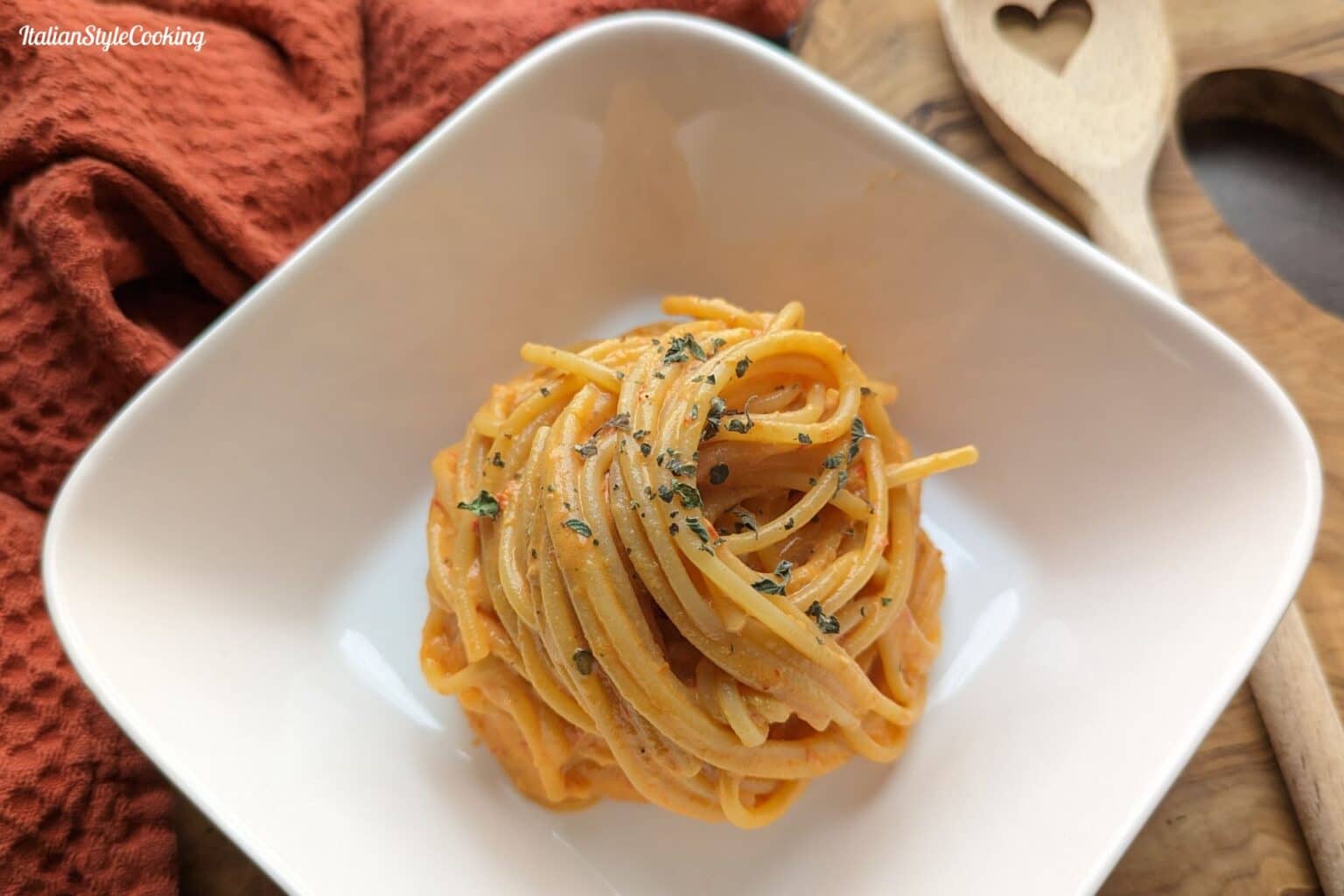 Tagliatelle mit Gorgonzolasoße, Walnüssen und Radicchio