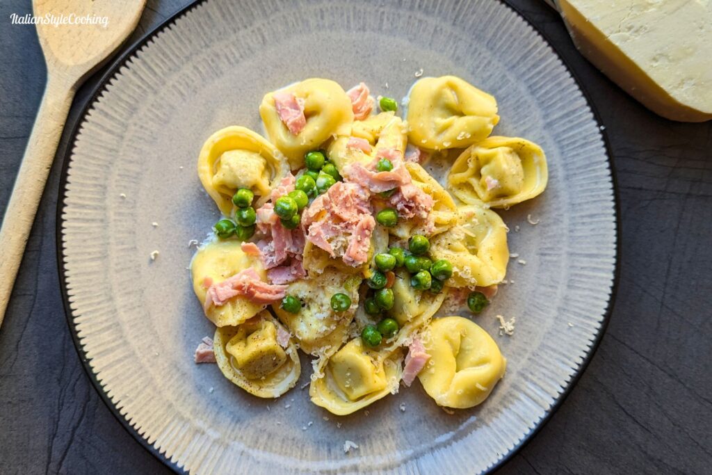 Tortellini mit Schinken und Erbsen