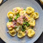 Tortellini mit Schinken und Erbsen