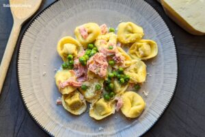 Tortellini mit Schinken und Erbsen