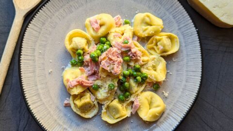 Tortellini mit Schinken und Erbsen