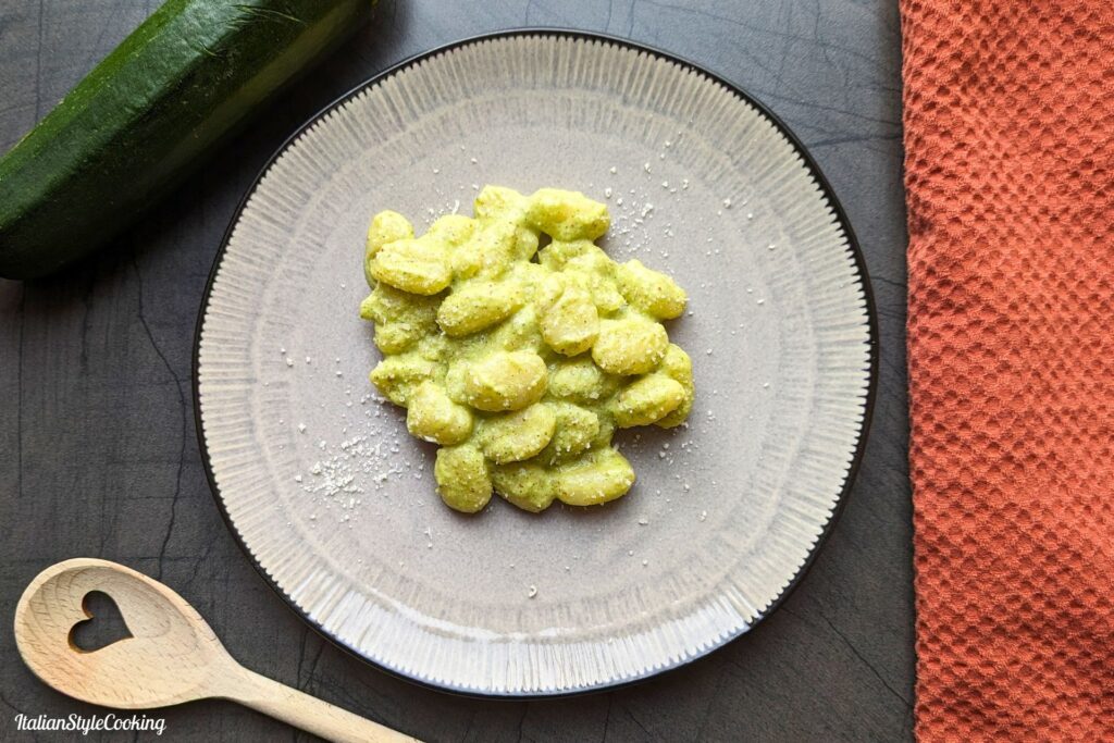 Gnocchi al pesto di zucchine