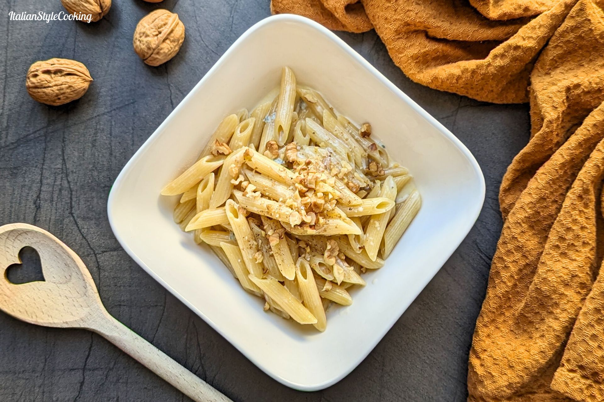 Pasta con noci e gorgonzola