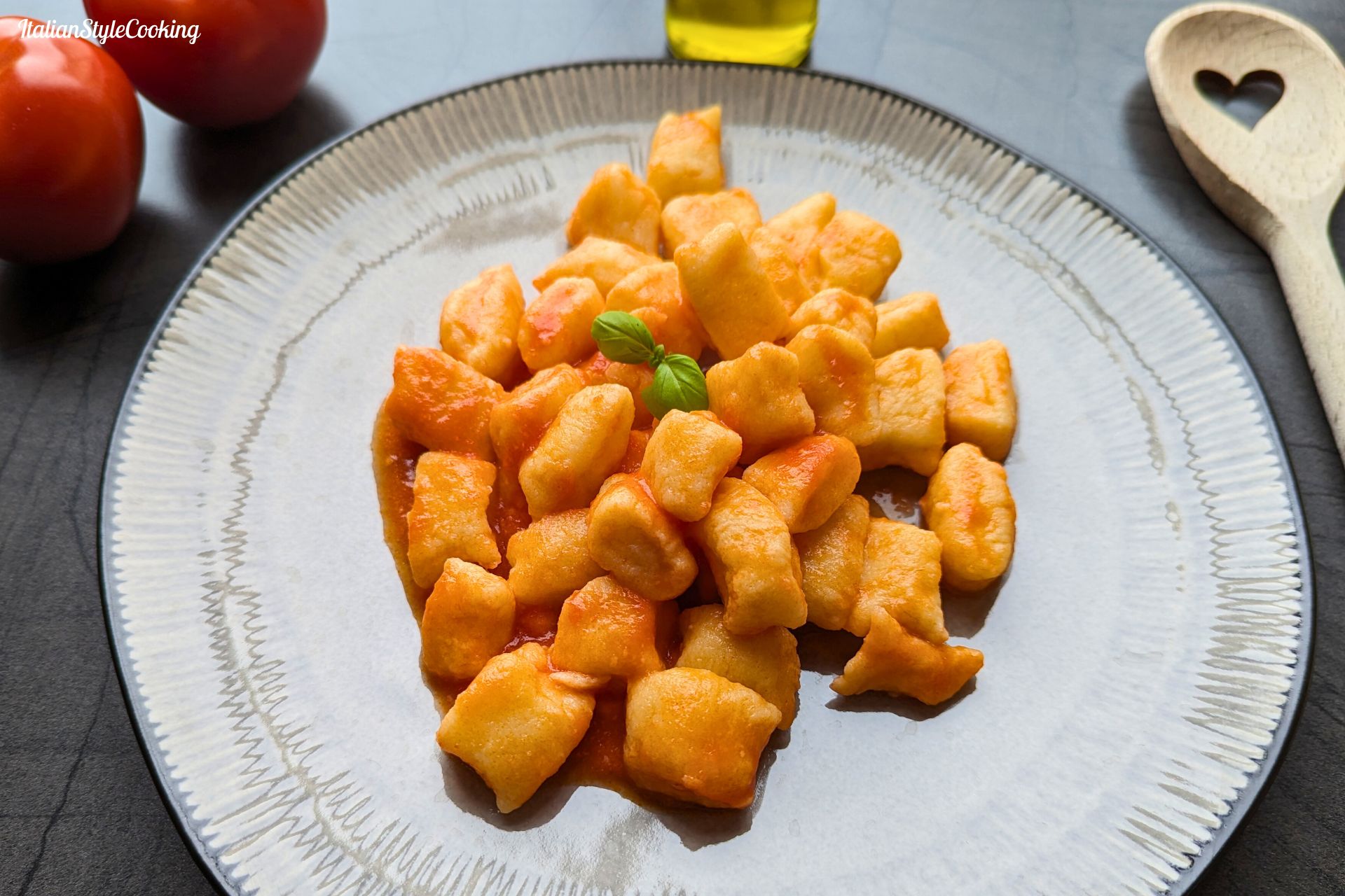 Ricotta Gnocchi mit Tomatensoße