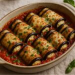 Auberginenröllchen mit Ricotta in Tomatensoße