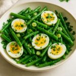 Bohnensalat mit gekochten Eiern