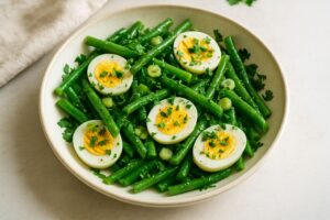 Bohnensalat mit gekochten Eiern