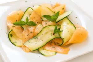 Carpaccio aus Melone und Gurke