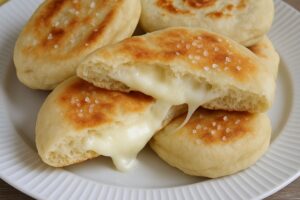 Focaccine mit Käsefüllung