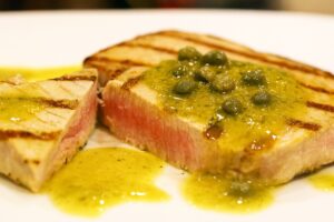 Gegrillter Thunfisch mit Kapernsoße