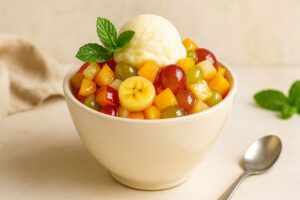 Obstsalat mit Eiscreme