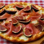 Pizza bianca mit Feigen und Schinken