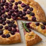 Schiacciata mit Trauben und Rosmarin