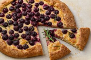 Schiacciata mit Trauben und Rosmarin