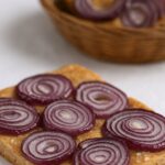 Vollkorn Focaccia mit roten Zwiebeln