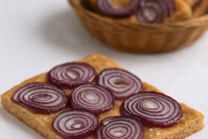 Vollkorn Focaccia mit roten Zwiebeln